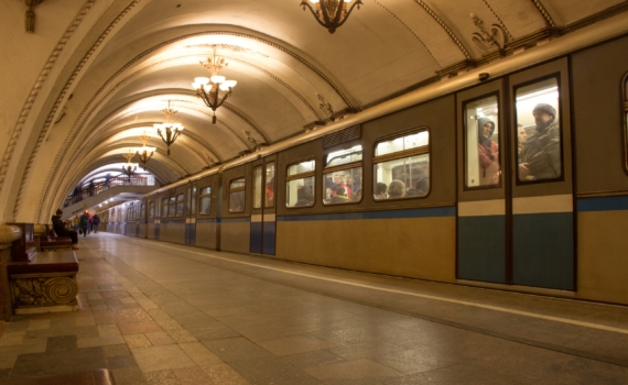 Инцидент с ребёнком в метро Новосибирска: оперативная работа машиниста и сотрудников метрополитена спасла малыша Инцидент с ребёнком в метро Новосибирска: оперативная работа машиниста и сотрудников метрополитена спасла малыша