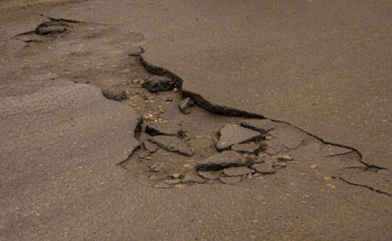 Автомобиль чуть не ушел под землю в Новосибирске Автомобиль чуть не ушел под землю в Новосибирске