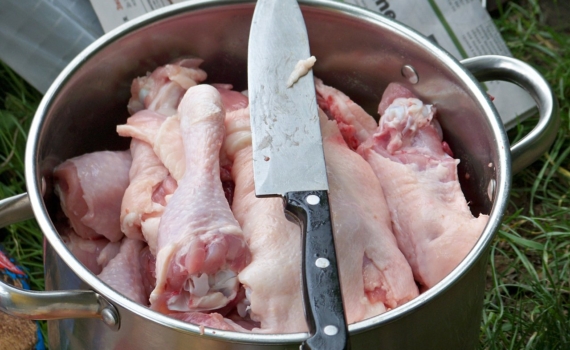 Куриные бедра под чесно-сырной шапкой: ароматное дополнение к пюре — блюдо в новогоднюю ночь