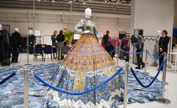 Не просто красное платье: как одеться на Новый год Огненной Лошади, чтобы не выглядеть вульгарно Не просто красное платье: как одеться на Новый год Огненной Лошади, чтобы не выглядеть вульгарно