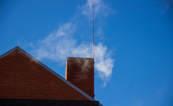 Как безопасно очистить дымоход: что работает, а что опасно — волшебная таблетка для камина и печи Как безопасно очистить дымоход: что работает, а что опасно — волшебная таблетка для камина и печи