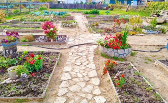 Никаких луж и падений: дачники массово меняют бетонные дорожки на новый удобный материал — не камень Никаких луж и падений: дачники массово меняют бетонные дорожки на новый удобный материал — не камень